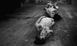 人体蜈蚣手机在线观看,惊悚悬疑，手机在线观看，揭秘人体极限